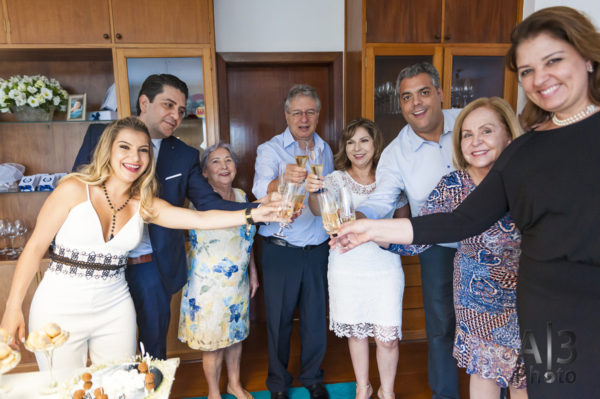 fotografia de batizado em são paulo. fotografia de batizado na igreja nossa senhora do brasil. familia blindando com champagne
