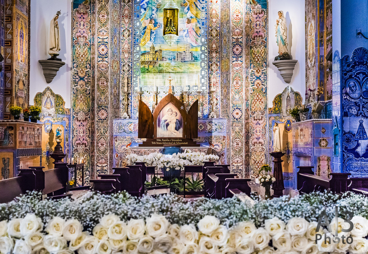 fotografia de batizado em são paulo. fotografia de batizado na igreja nossa senhora do brasil. altar das nossas senhoras na igreja nossa senhora do brasil