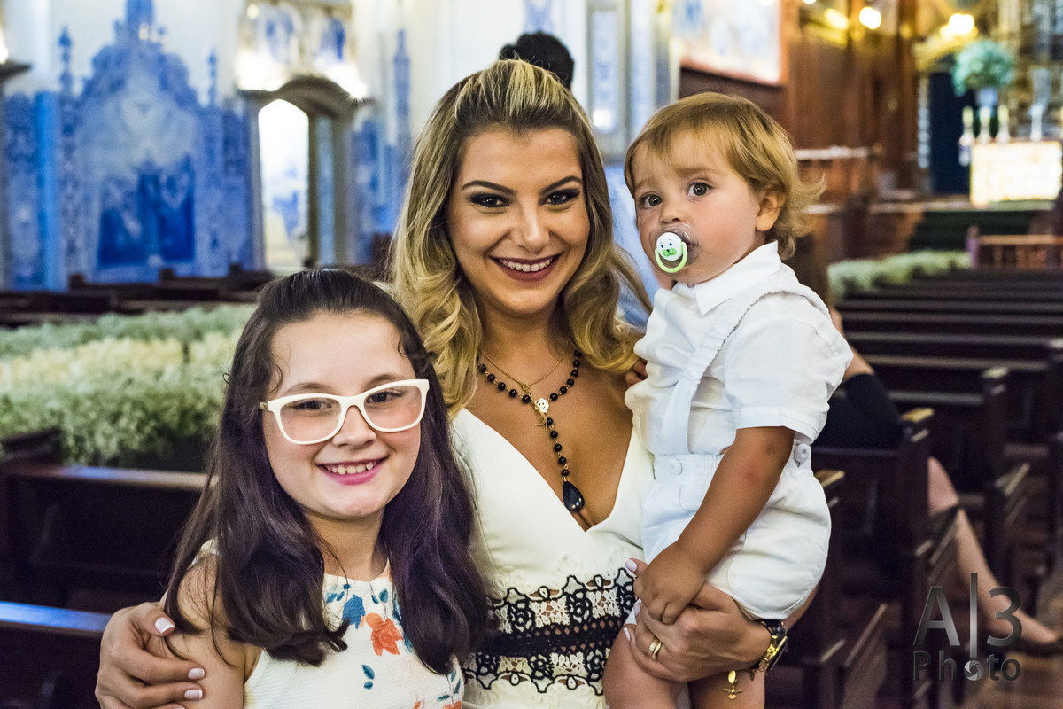 fotografia de batizado na igreja nossa senhora do brasil. foto batizado igreja nossa senhora do brasil. foto mãe e filho na igreja
