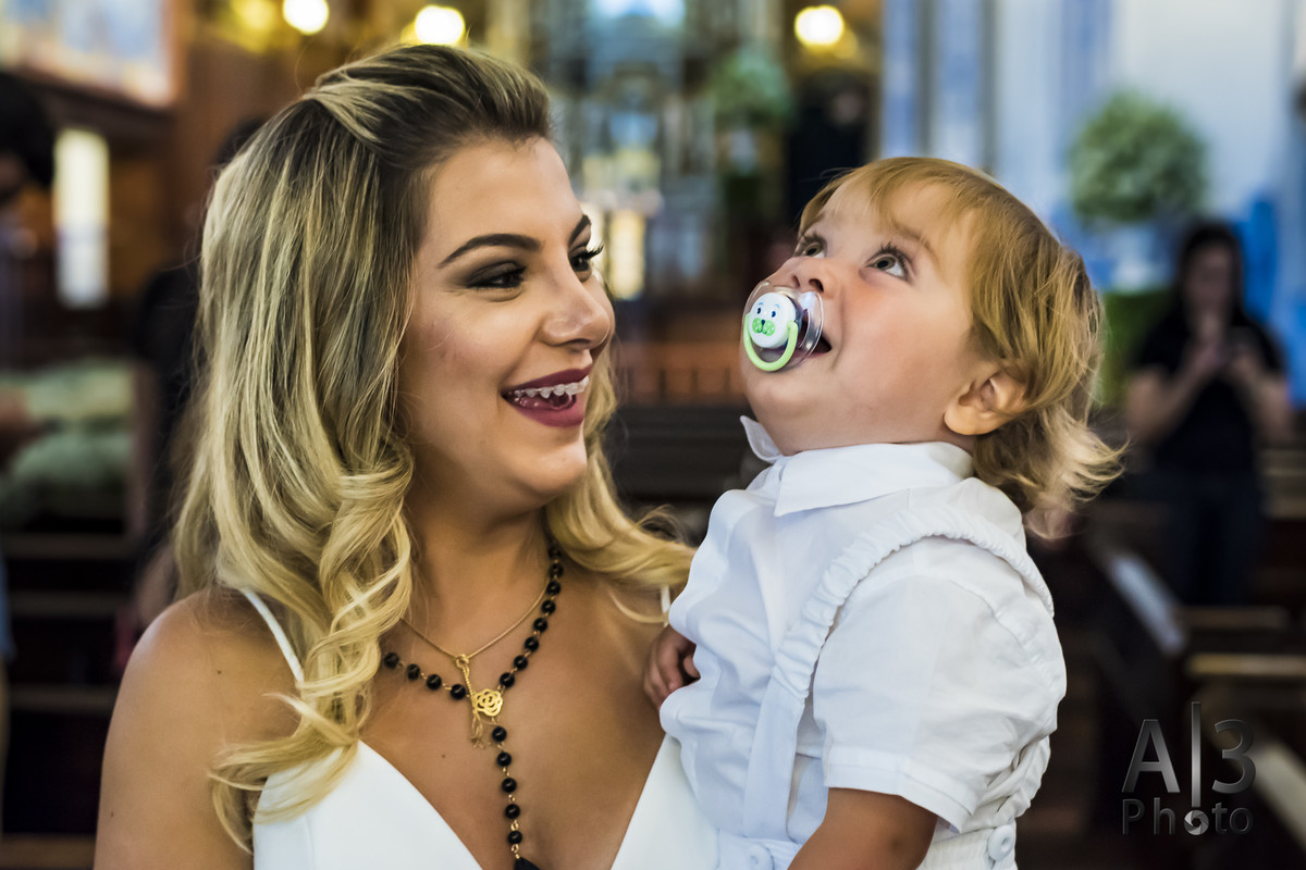 fotografia de batizado na igreja nossa senhora do brasil. foto batizado igreja nossa senhora do brasil. foto mãe e filho na igreja