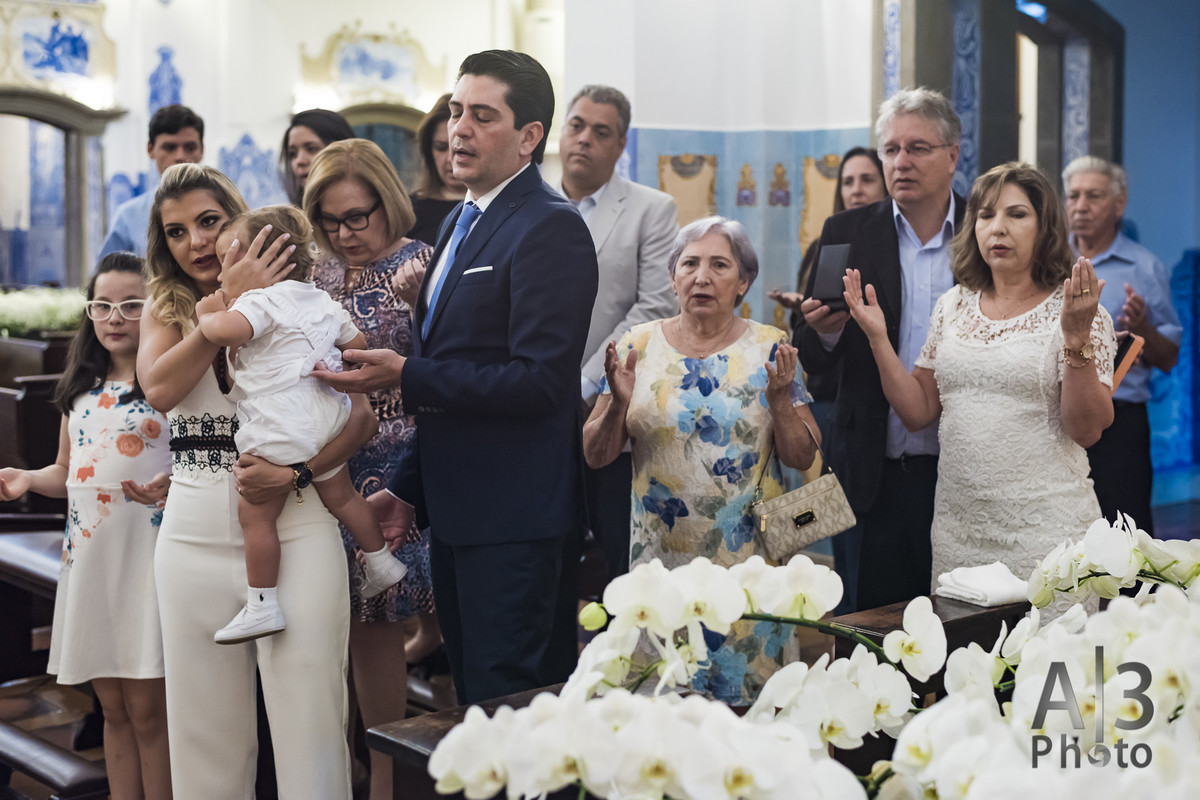 fotografia de batizado em são paulo. fotografia de batizado na igreja nossa senhora do brasil. criança em seu batismo