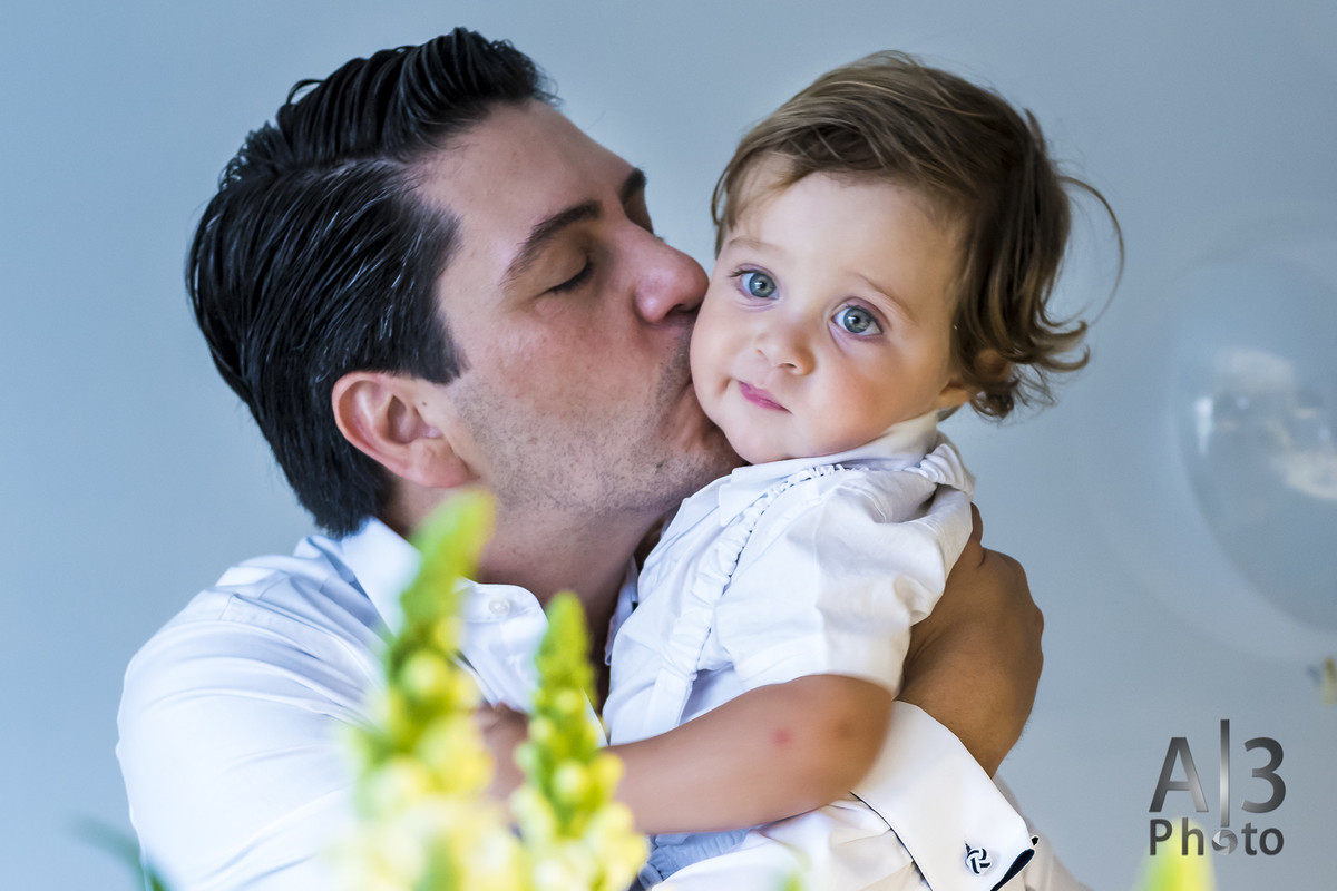 fotografia de batizado em são paulo. fotografia de batizado na igreja nossa senhora do brasil. pai beijando o filho