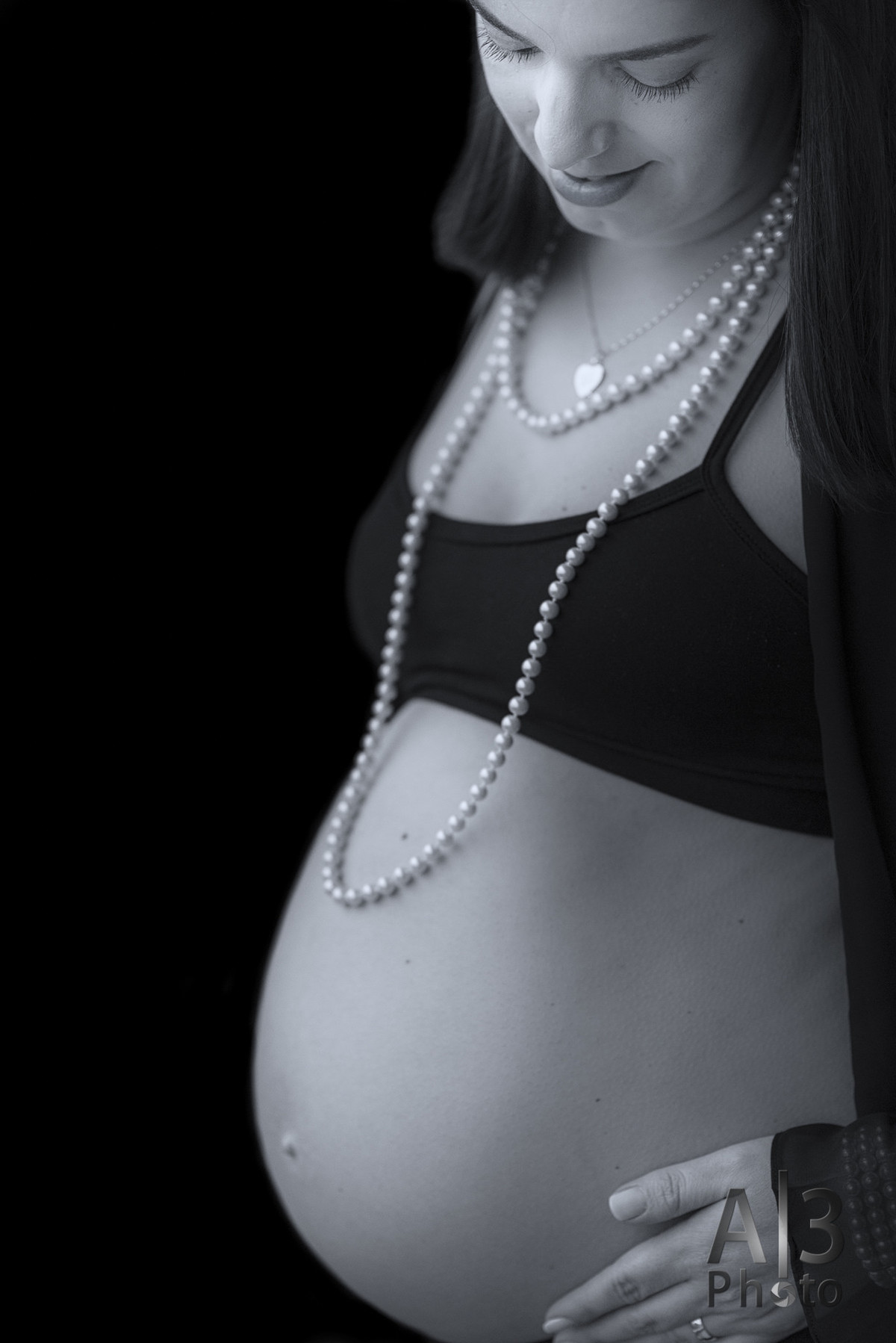 gestante olhando para barriga