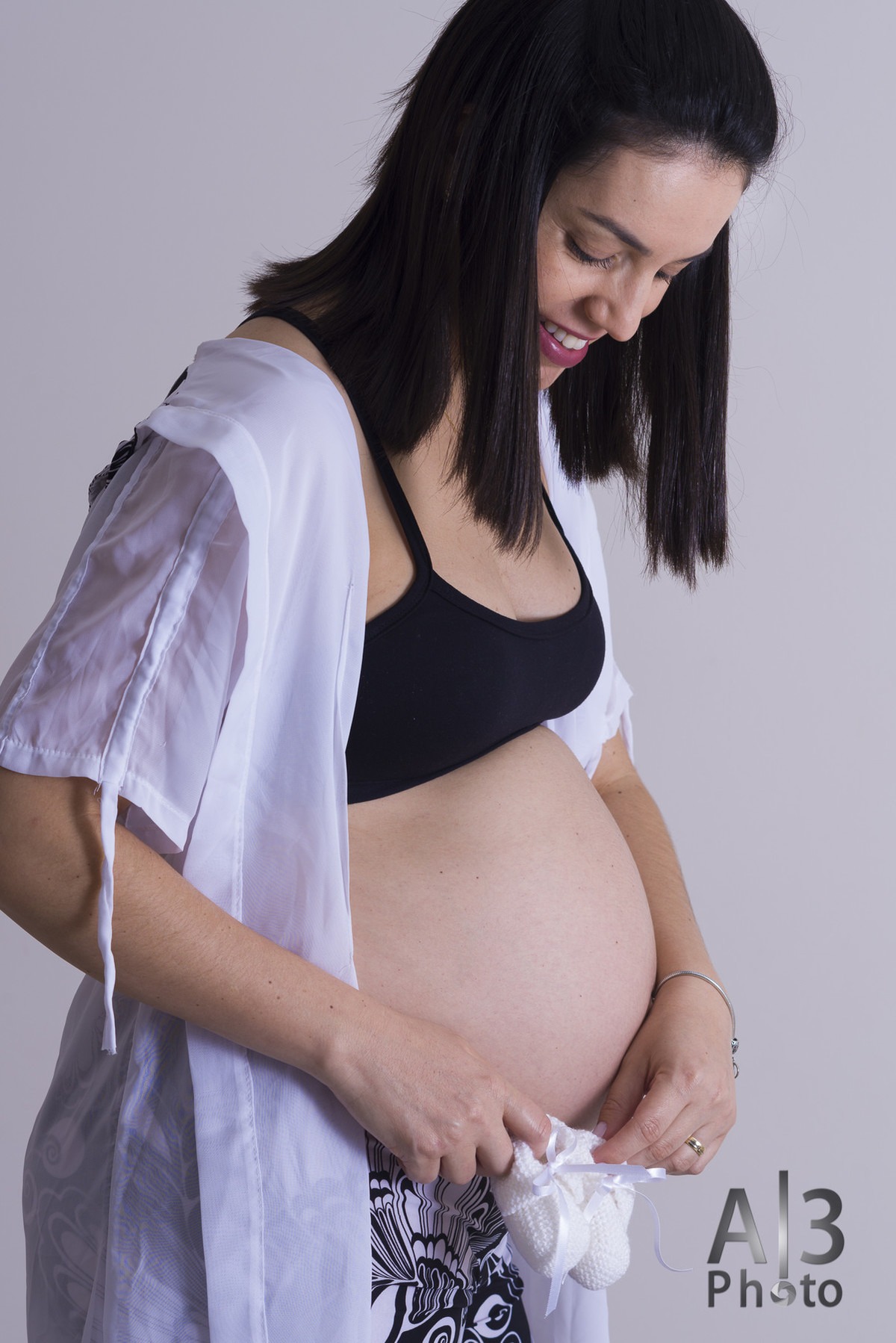 mãe gestante com o sapatinho