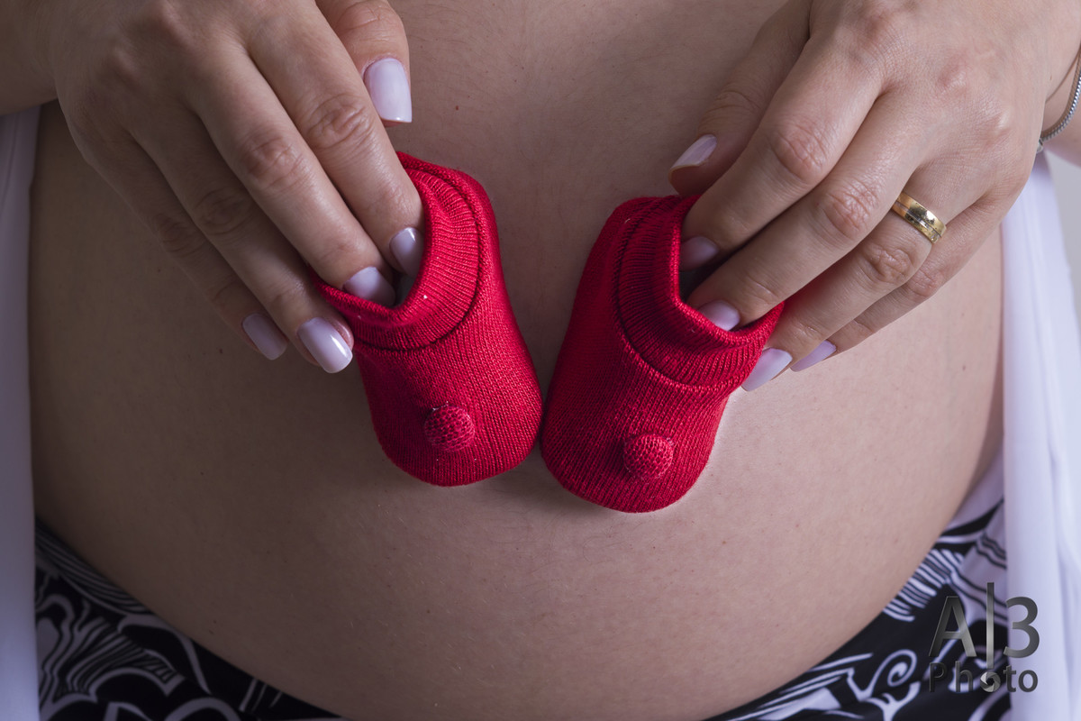 mãe gestante com o sapatinho