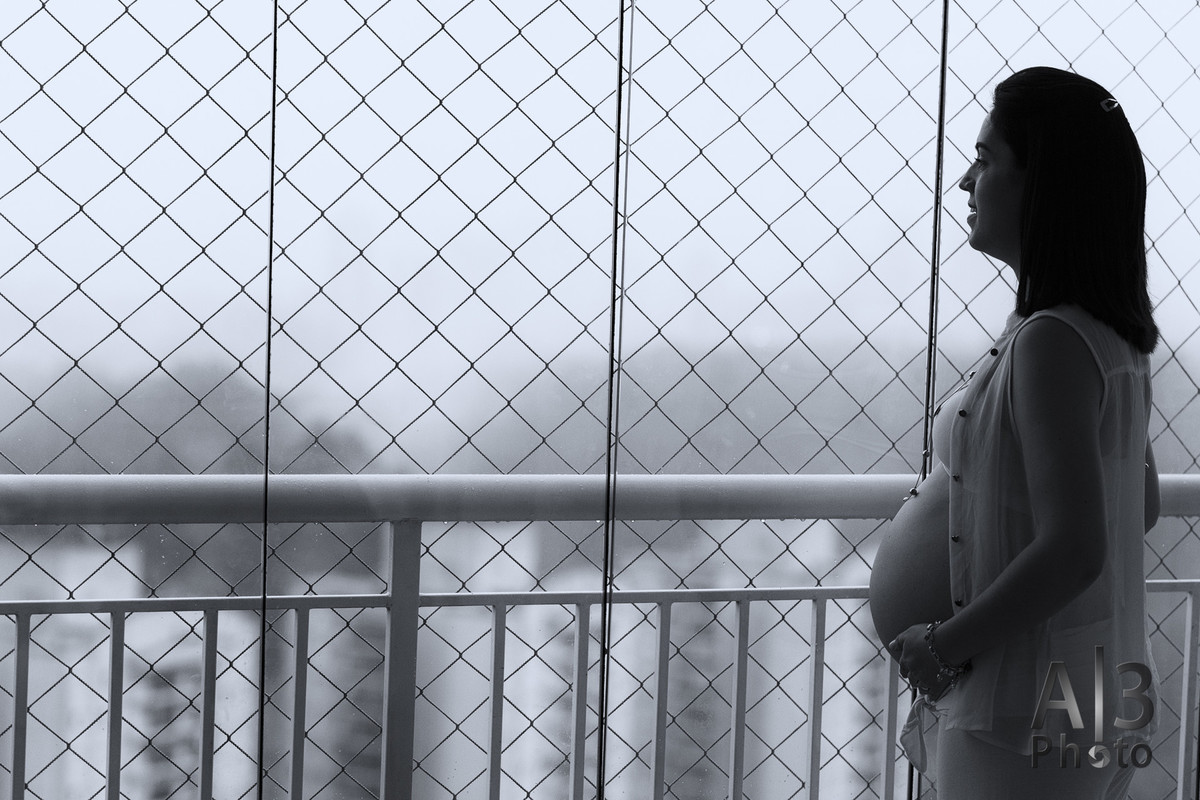 foto preto e branco da gestante