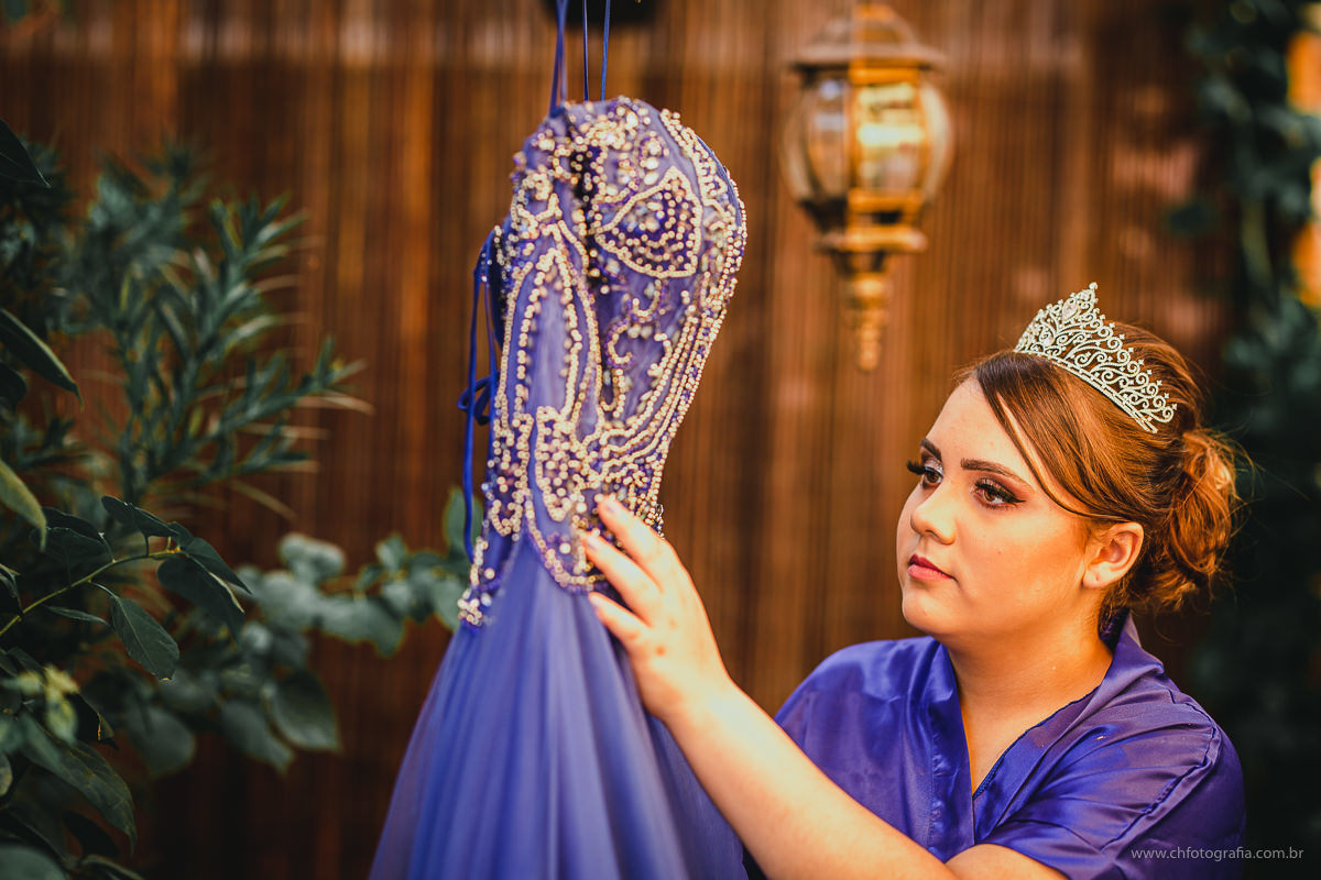 foto de making off de debutante, foto de making off de 15 anos, lugar para debutante se arrumar, studio de fotografia, studio ch fotografia, vestido de debutante, debutante olhando seu vestido, debutante com coroa, coroa de debutante