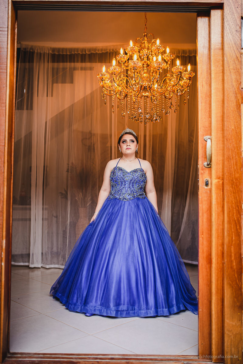 Vestido de debutante, ensaio de debutante, ensaio de 15 anos, ensaio de debutante no studio ch fotografia, vestido azul de 15 anos, ensaio com fumaça de debutante