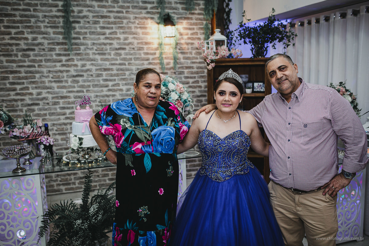 fotos de debutante na mesa, ensaio de 15 anos, debutante, pose de debutante, Royal Festas Eventos