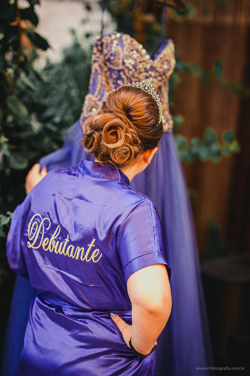 foto de making off de debutante, foto de making off de 15 anos, lugar para debutante se arrumar, studio de fotografia, studio ch fotografia, vestido de debutante, debutante olhando seu vestido