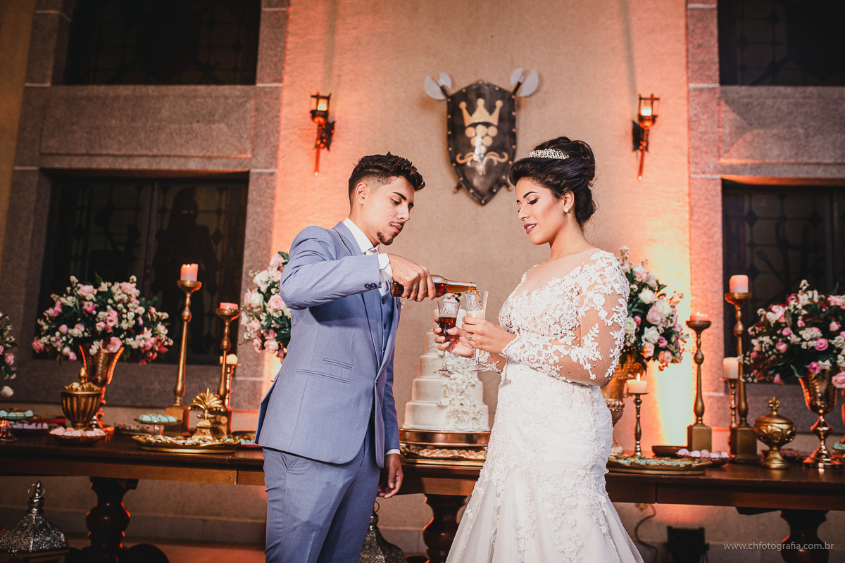 Entrada dos noivos na festa do castelo, brinde dos noivos, www.chfotografia.com.br