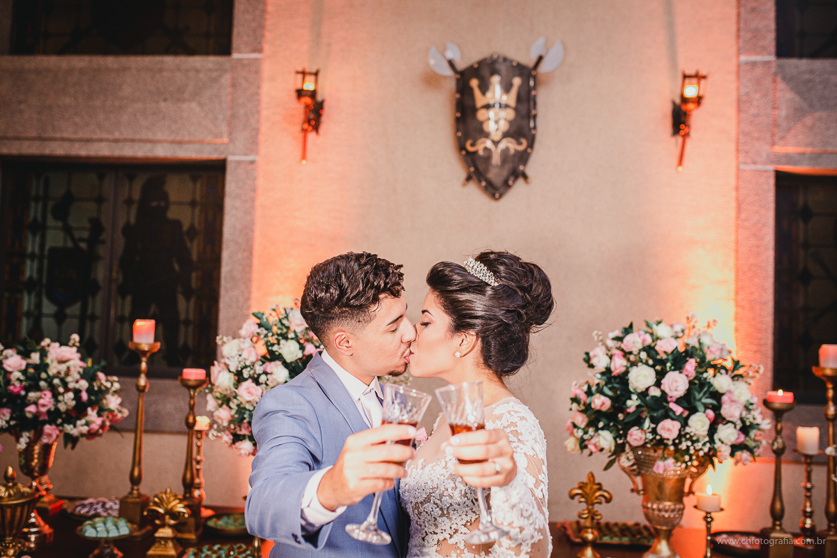 Entrada dos noivos na festa do castelo, brinde dos noivos, www.chfotografia.com.br