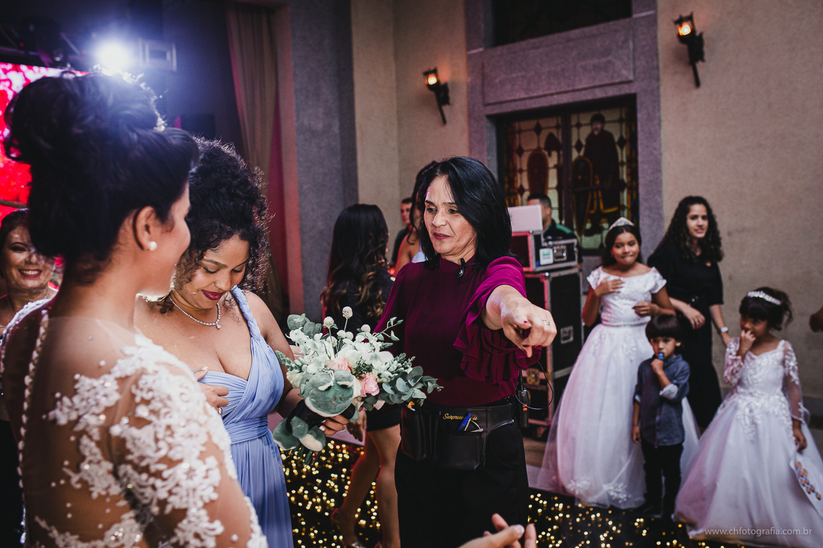 cerimonialista ajudando a noiva