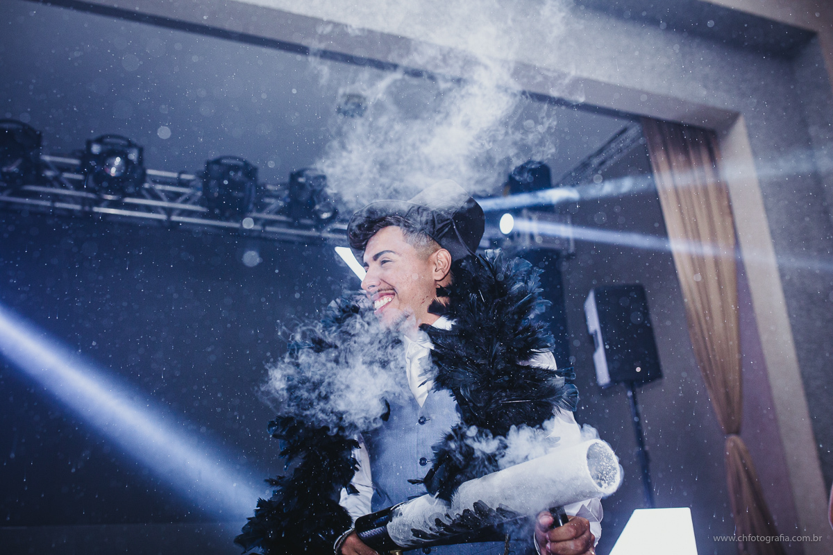 fumaça no casamento do Gabriel e Carol no castelo dos vinhais