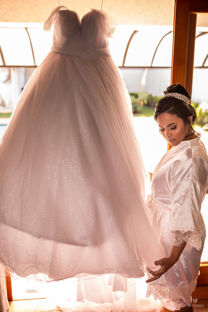 FOTOGRAFIA DE CASAMENTO RANCHO CORAÇÃO CAIPIRA FESTAS E EVENTOS, Fotogafia de making off da noiva, making off da noiva no salo Debora Campos, fotos de cora da noiva, fotos de noiva com vestido