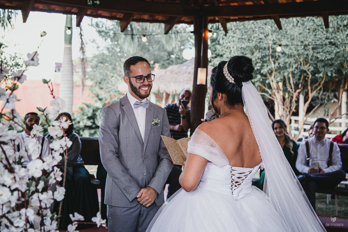 FOTOGRAFIA DE CASAMENTO RANCHO CORAÇÃO CAIPIRA FESTAS E EVENTOS, Fotogafia de making off da noiva, making off da noiva no salao Debora Campos, fotos de cora da noiva, fotos de noiva com vestido, 