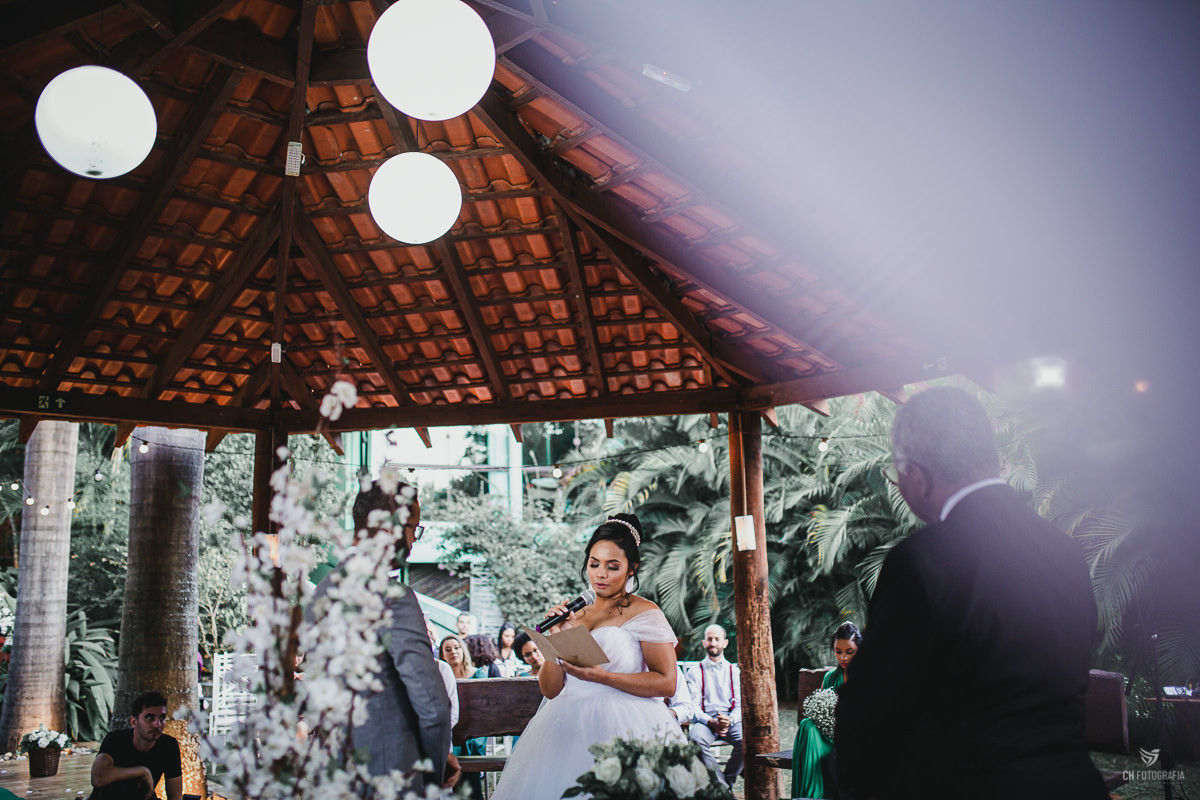FOTOGRAFIA DE CASAMENTO RANCHO CORAÇÃO CAIPIRA FESTAS E EVENTOS, Fotogafia de making off da noiva, making off da noiva no salao Debora Campos, fotos de cora da noiva, fotos de noiva com vestido, votos dos noivos