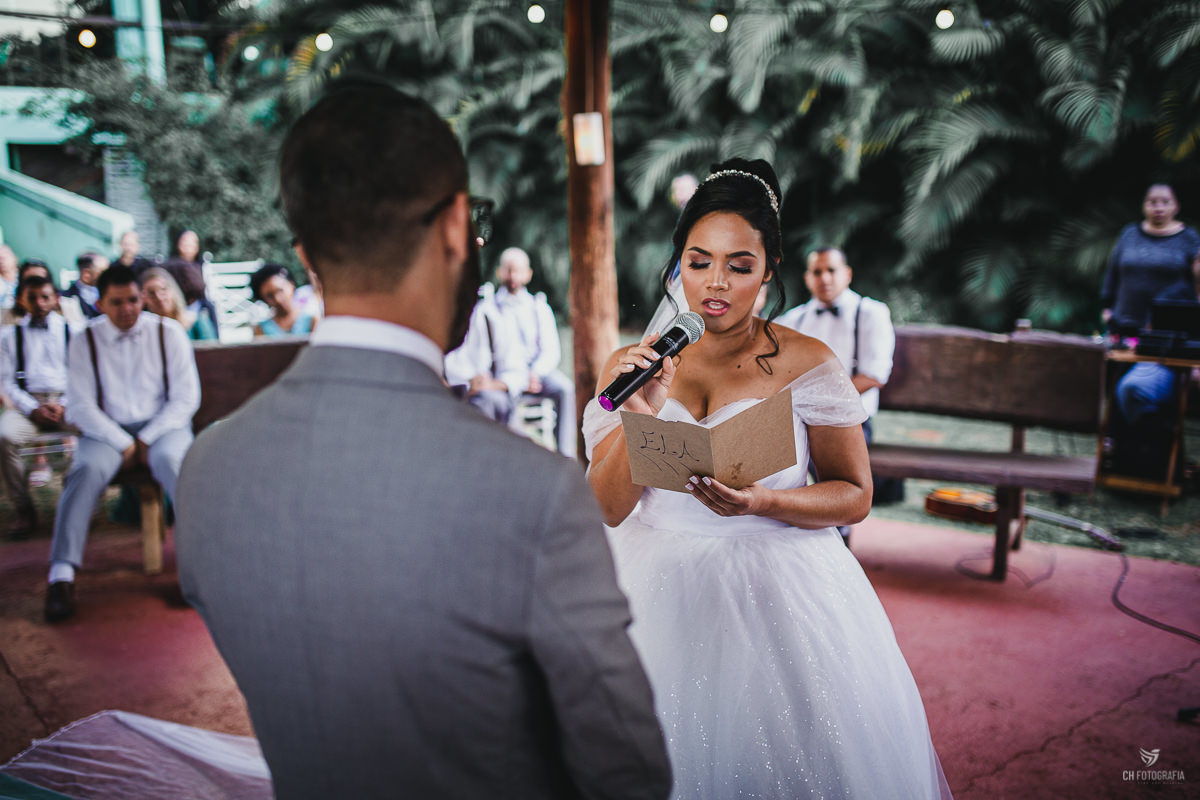 FOTOGRAFIA DE CASAMENTO RANCHO CORAÇÃO CAIPIRA FESTAS E EVENTOS, Fotogafia de making off da noiva, making off da noiva no salao Debora Campos, fotos de cora da noiva, fotos de noiva com vestido, votos dos noivos