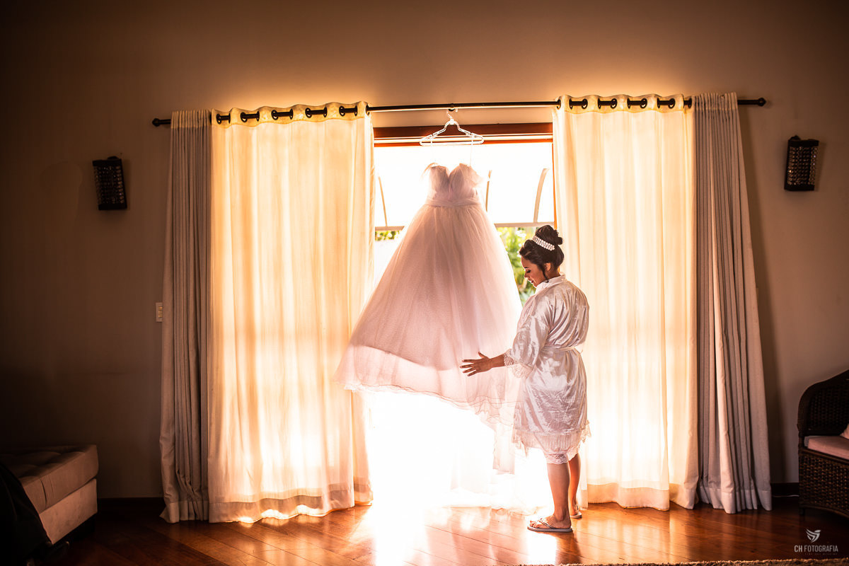 FOTOGRAFIA DE CASAMENTO RANCHO CORAÇÃO CAIPIRA FESTAS E EVENTOS, Fotogafia de making off da noiva, making off da noiva no salo Debora Campos, fotos de cora da noiva, fotos de noiva com vestido