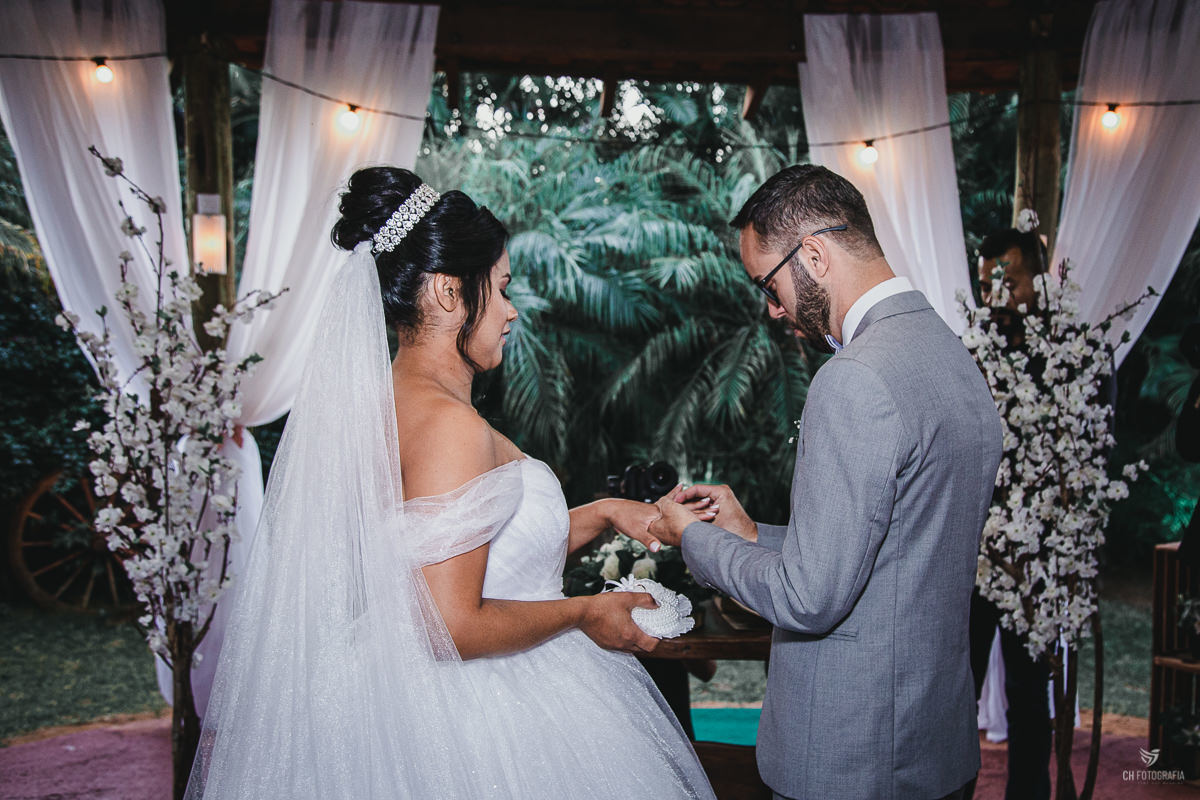 FOTOGRAFIA DE CASAMENTO RANCHO CORAÇÃO CAIPIRA FESTAS E EVENTOS, Fotogafia de making off da noiva, making off da noiva no salao Debora Campos, fotos de cora da noiva, fotos de noiva com vestido, votos dos noivos
