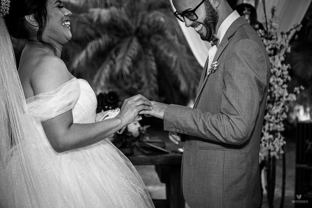 FOTOGRAFIA DE CASAMENTO RANCHO CORAÇÃO CAIPIRA FESTAS E EVENTOS, Fotogafia de making off da noiva, making off da noiva no salao Debora Campos, fotos de cora da noiva, fotos de noiva com vestido, votos dos noivos