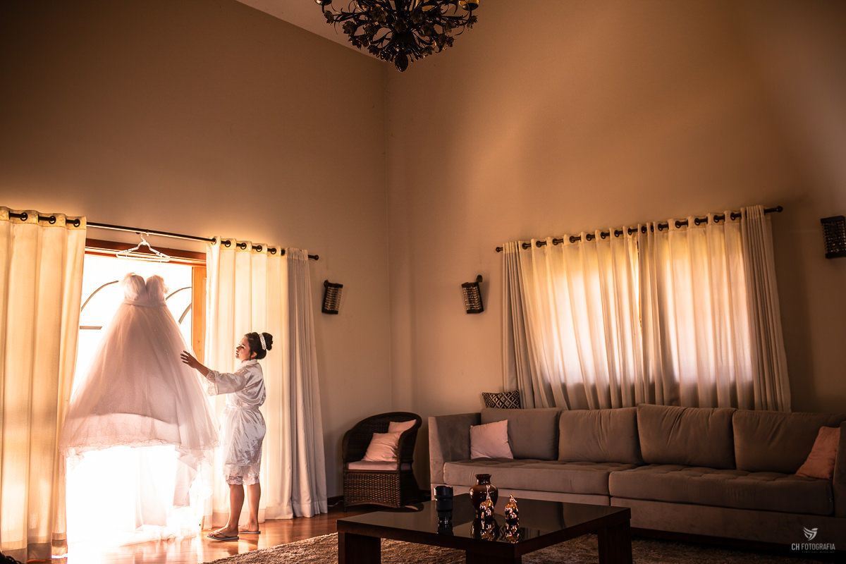 FOTOGRAFIA DE CASAMENTO RANCHO CORAÇÃO CAIPIRA FESTAS E EVENTOS, Fotogafia de making off da noiva, making off da noiva no salo Debora Campos, fotos de cora da noiva, fotos de noiva com vestido