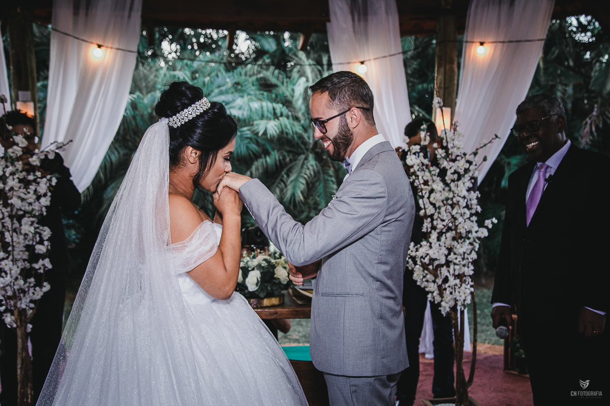 FOTOGRAFIA DE CASAMENTO RANCHO CORAÇÃO CAIPIRA FESTAS E EVENTOS, Fotogafia de making off da noiva, making off da noiva no salao Debora Campos, fotos de cora da noiva, fotos de noiva com vestido, votos dos noivos
