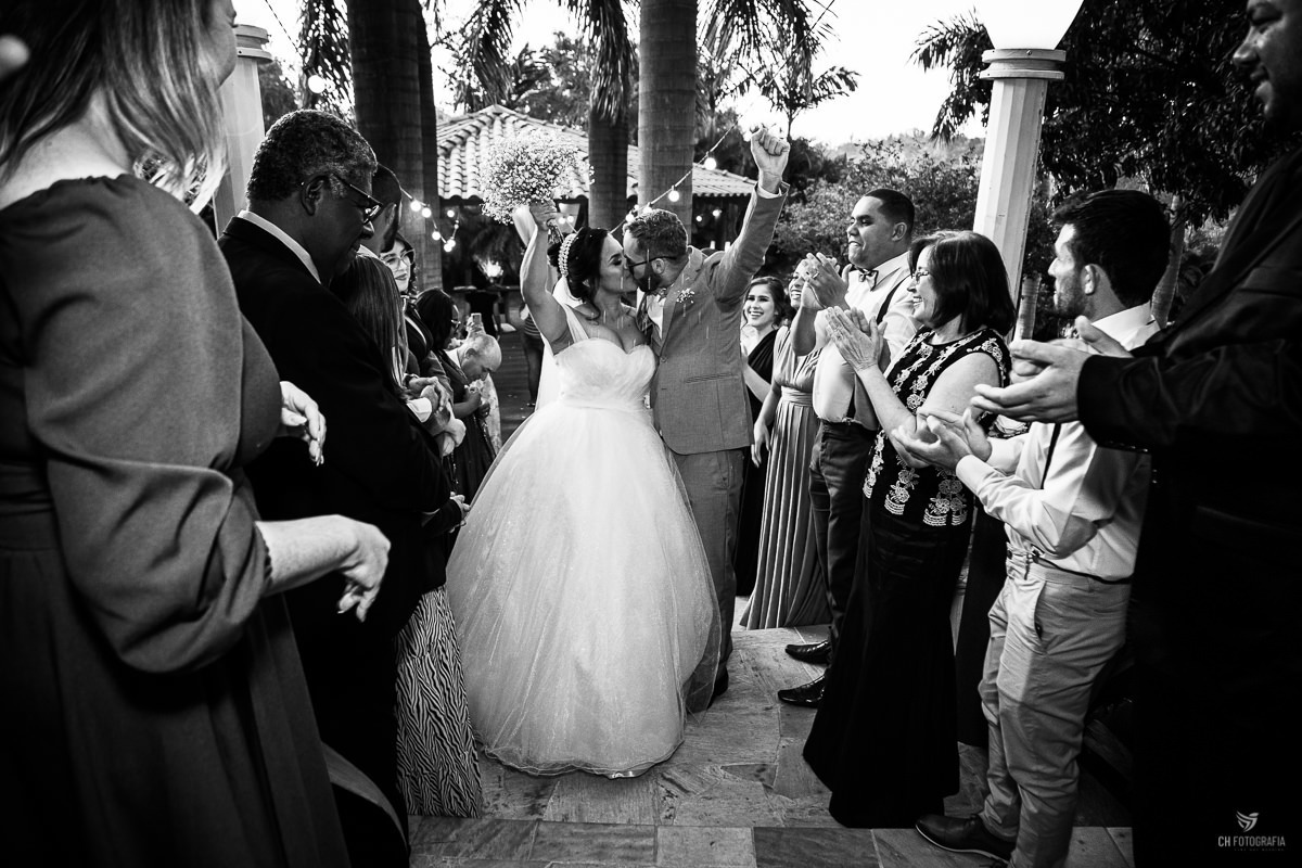 FOTOGRAFIA DE CASAMENTO RANCHO CORAÇÃO CAIPIRA FESTAS E EVENTOS, Fotogafia de making off da noiva, making off da noiva no salao Debora Campos, fotos de cora da noiva, fotos de noiva com vestido, votos dos noivos