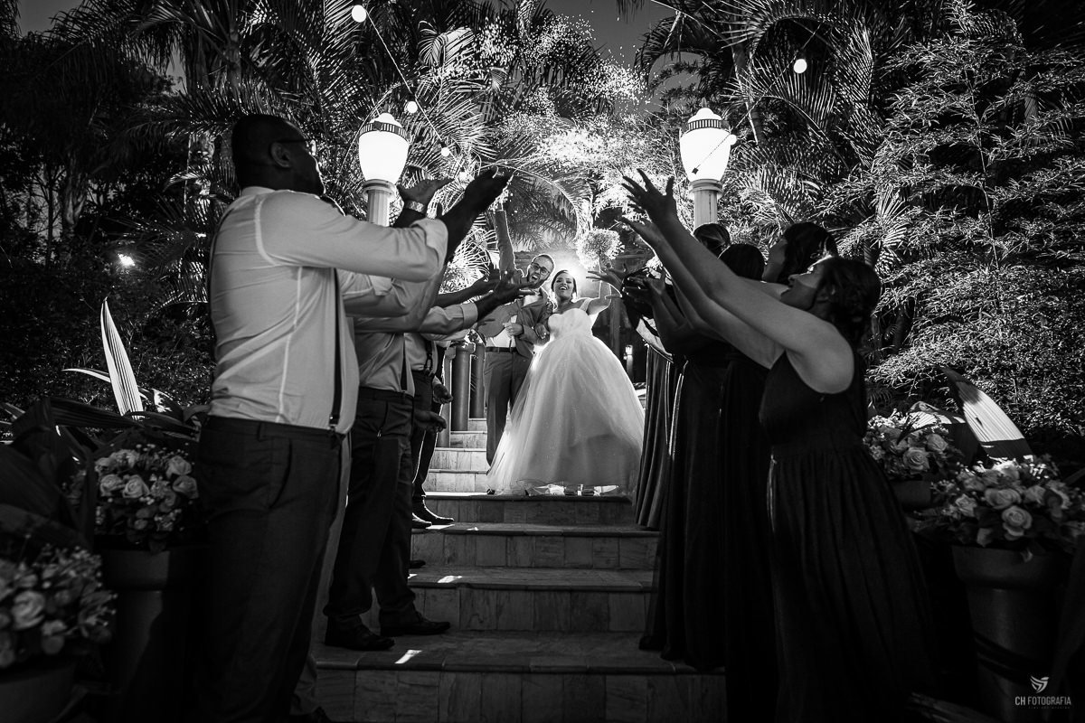 FOTOGRAFIA DE CASAMENTO RANCHO CORAÇÃO CAIPIRA FESTAS E EVENTOS, Fotogafia de making off da noiva, making off da noiva no salao Debora Campos, fotos de cora da noiva, fotos de noiva com vestido, votos dos noivos