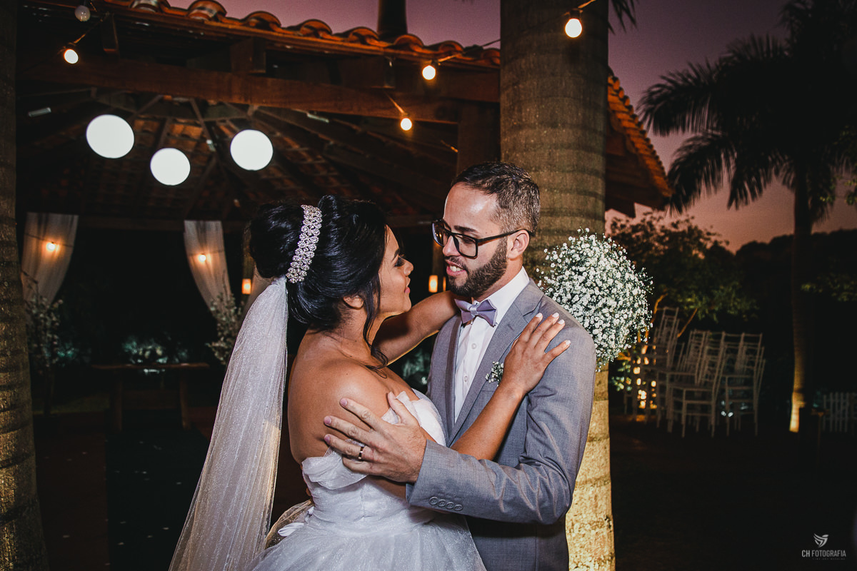 FOTOGRAFIA DE CASAMENTO RANCHO CORAÇÃO CAIPIRA FESTAS E EVENTOS, Fotogafia de making off da noiva, making off da noiva no salao Debora Campos, fotos de cora da noiva, fotos de noiva com vestido, votos dos noivos