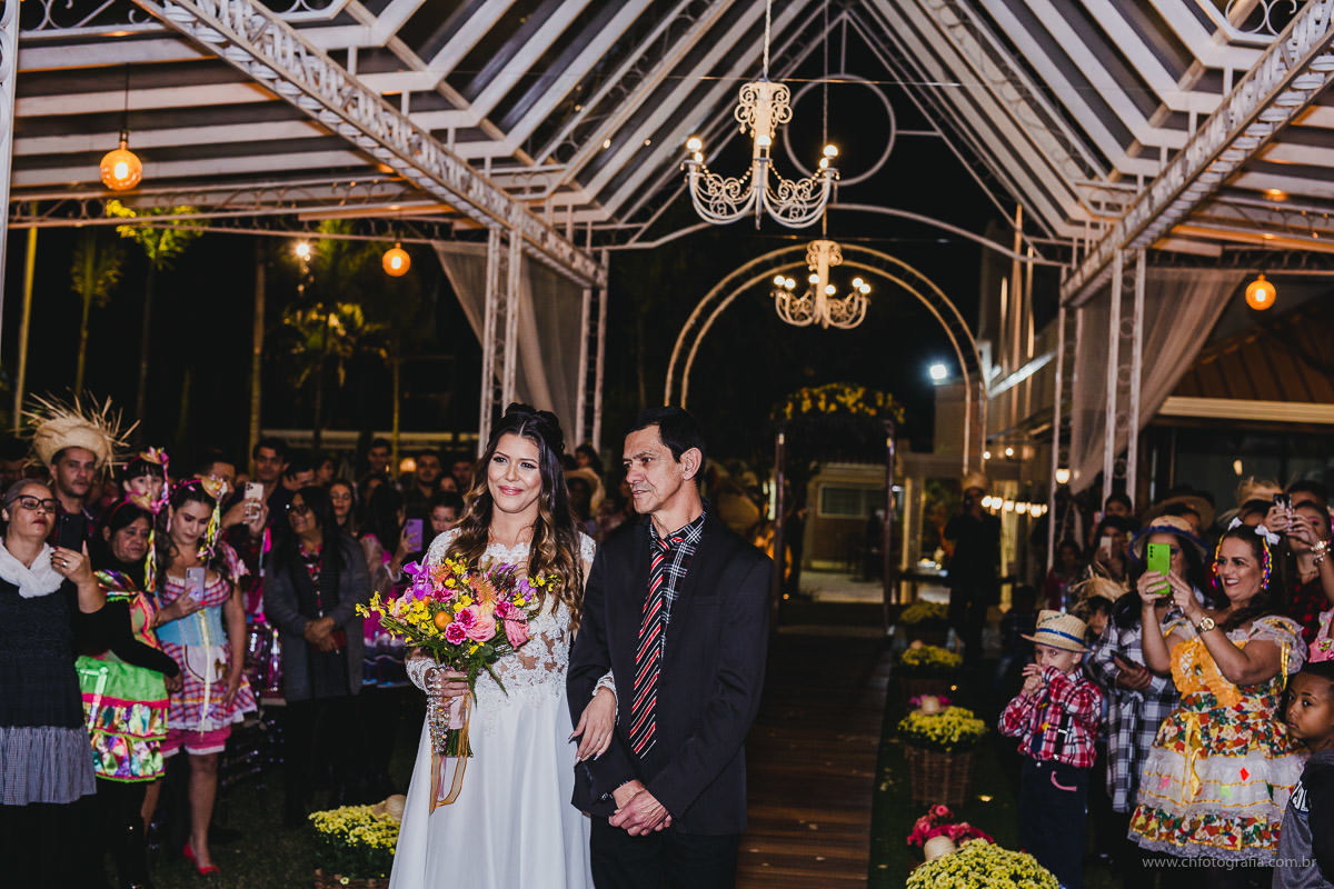 Entrada da noiva, casamento no Chatêau de Lumiére Eventos 