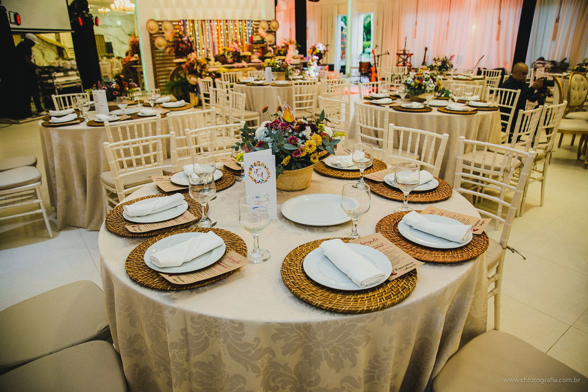 decoracao no Chatêau de Lumiére Eventos - Elias Fausto - SP, mesa dos convidados