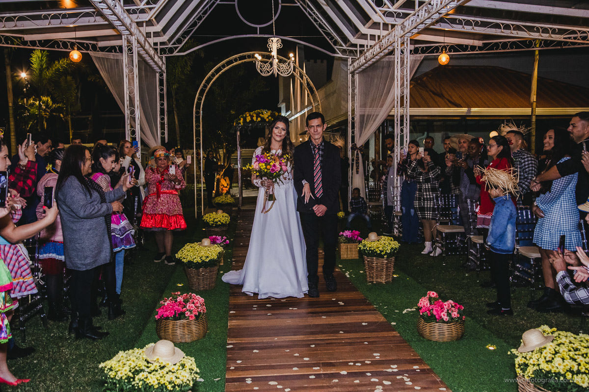 Entrada da noiva, casamento no Chatêau de Lumiére Eventos 