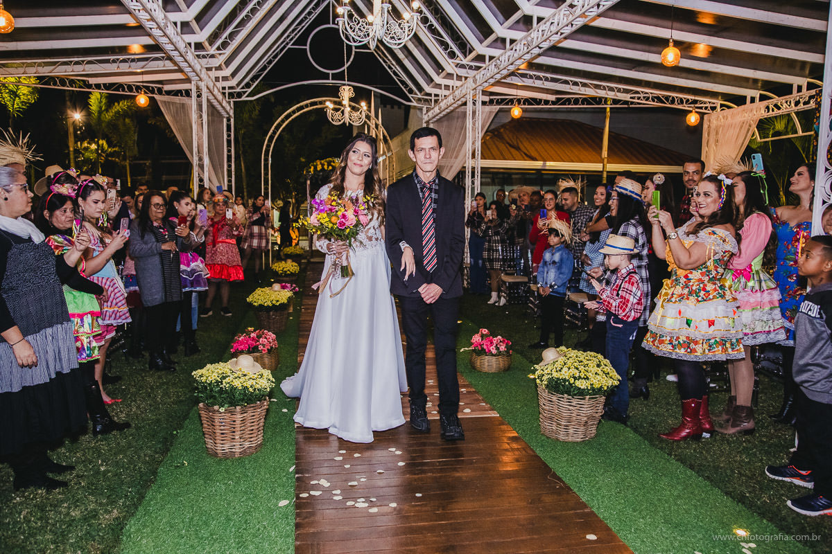 Entrada da noiva, casamento no Chatêau de Lumiére Eventos 