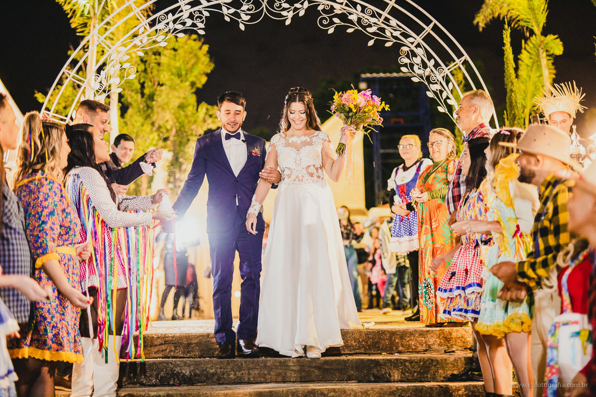 Saida dos noivos Casamento no Chatêau de Lumiére Eventos 