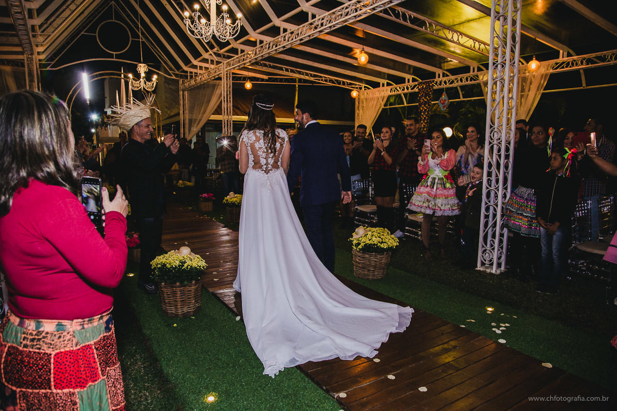 Saida dos noivos Casamento no Chatêau de Lumiére Eventos 