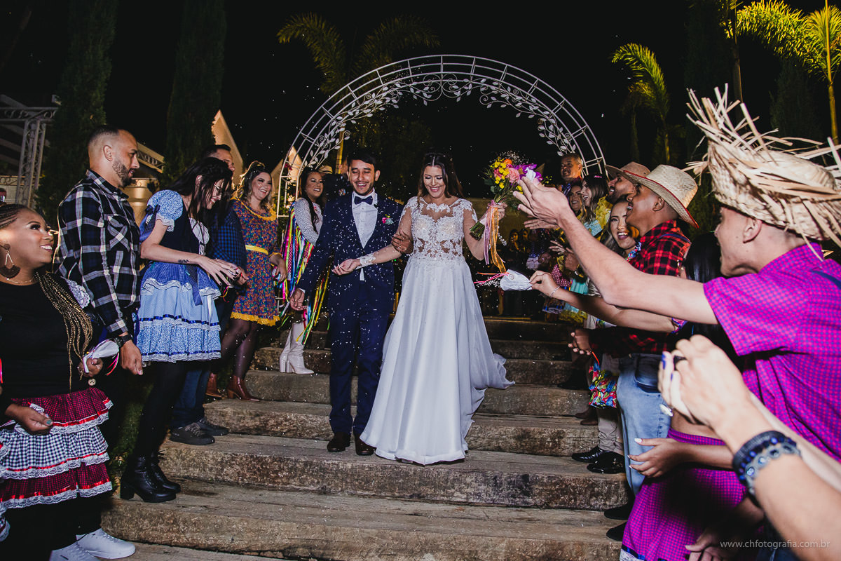 Saida dos noivos Casamento no Chatêau de Lumiére Eventos 
