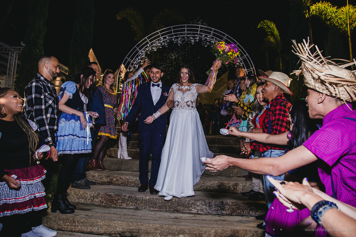 Saida dos noivos Casamento no Chatêau de Lumiére Eventos 