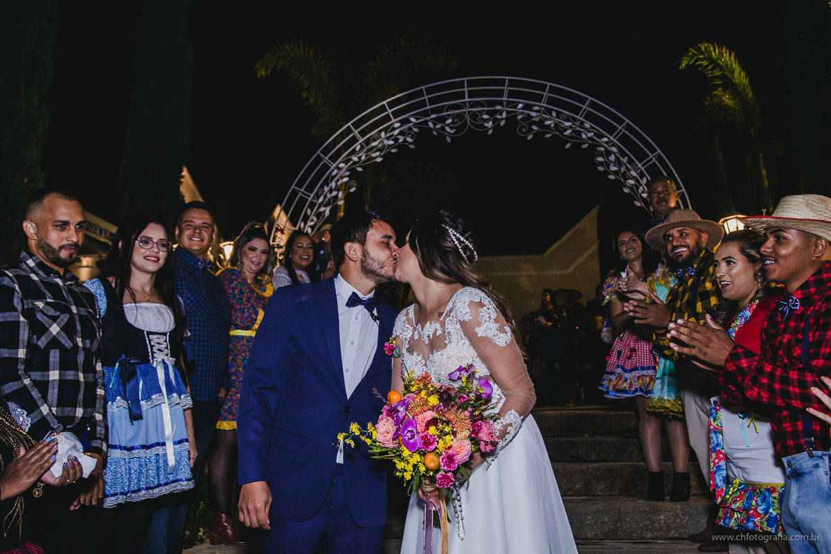 Saida dos noivos Casamento no Chatêau de Lumiére Eventos 