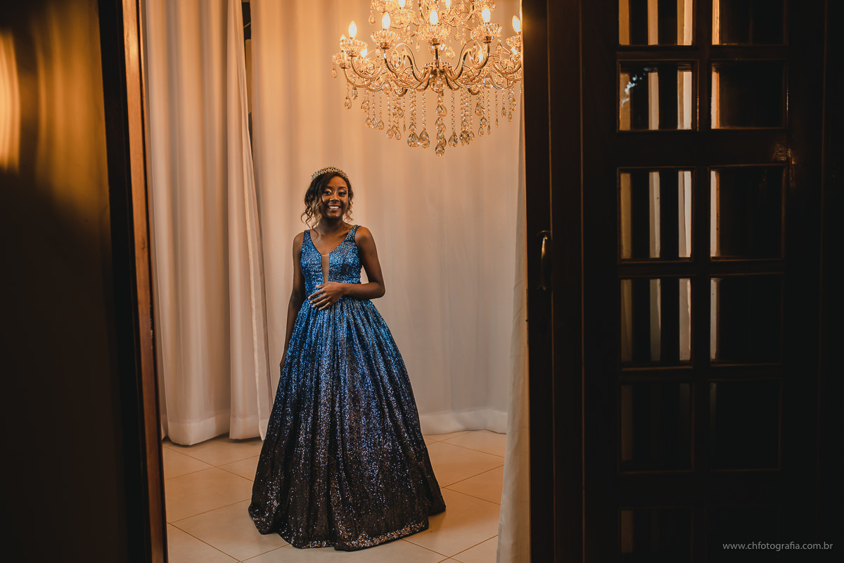 Making off de debutante, studio ch fotografia, maquiagem de 15 anos, sorriso lindo, foto de sorriso de menina, debutante, 15 anos, ensaio de debutante , luste no ensiao, vestido de debutante, foto de vestido de 15 anos