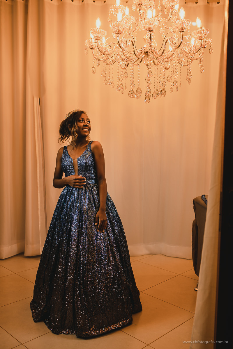 Making off de debutante, studio ch fotografia, maquiagem de 15 anos, sorriso lindo, foto de sorriso de menina, debutante, 15 anos, ensaio de debutante , luste no ensiao, vestido de debutante, foto de vestido de 15 anos