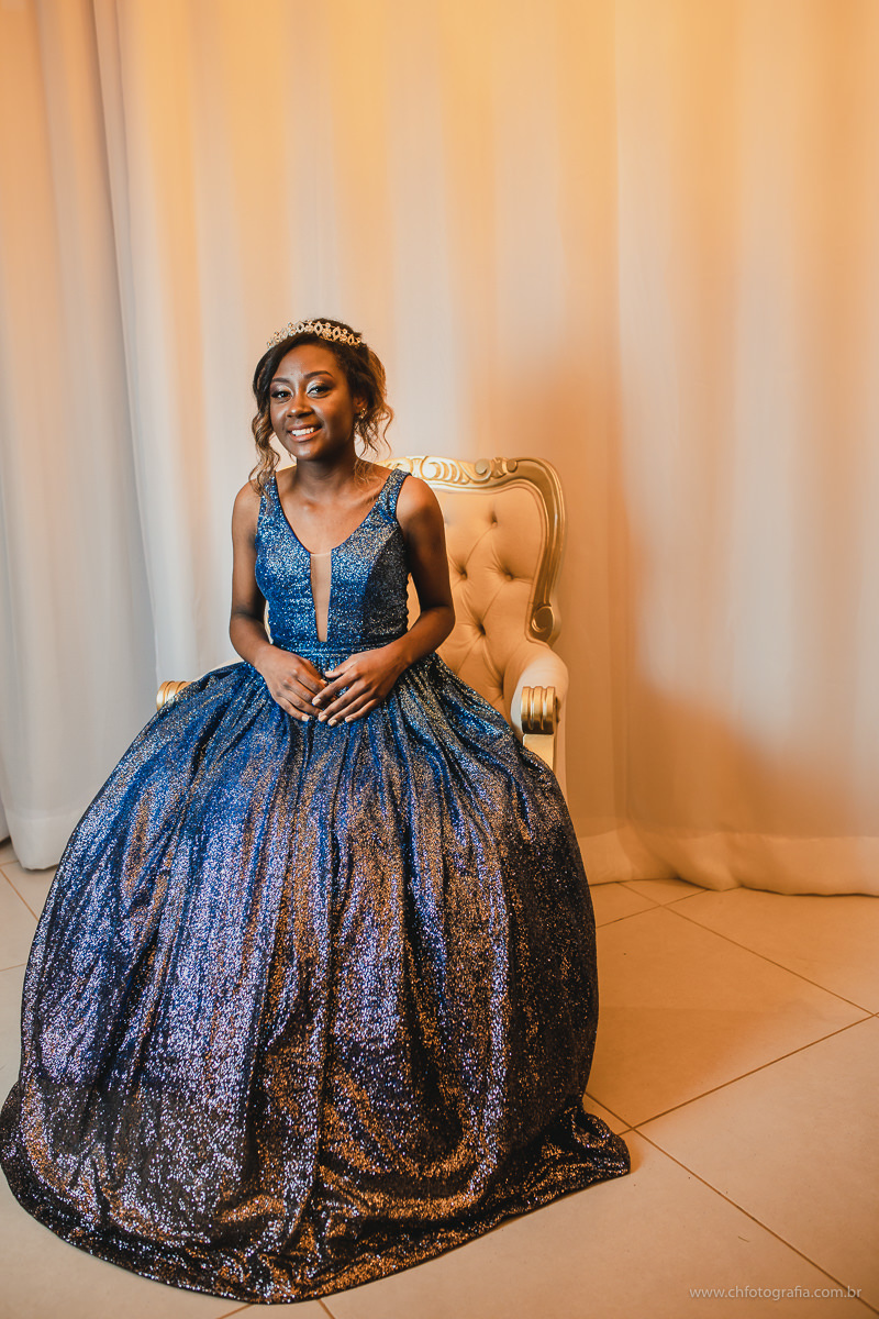 Making off de debutante, studio ch fotografia, maquiagem de 15 anos, sorriso lindo, foto de sorriso de menina, debutante, 15 anos, ensaio de debutante , luste no ensiao, vestido de debutante, foto de vestido de 15 anos