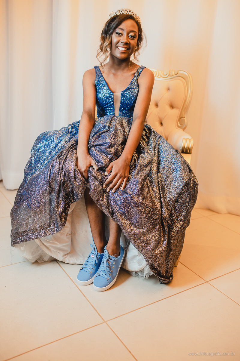 Making off de debutante, studio ch fotografia, maquiagem de 15 anos, sorriso lindo, foto de sorriso de menina, debutante, 15 anos, ensaio de debutante , luste no ensiao, vestido de debutante, foto de vestido de 15 anos