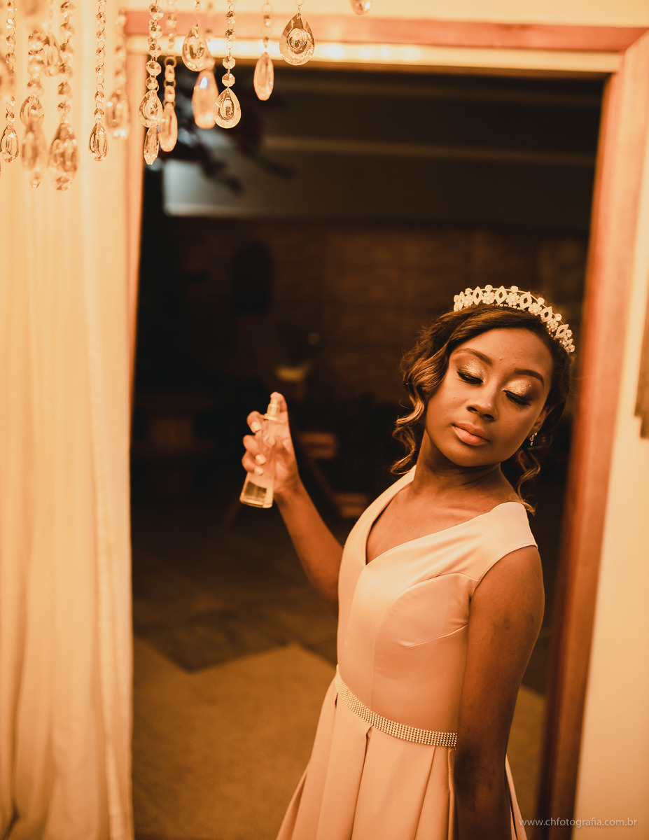 Making off de debutante, studio ch fotografia, maquiagem de 15 anos, sorriso lindo, foto de sorriso de menina, debutante, 15 anos, ensaio de debutante , luste no ensiao, vestido de debutante, foto de vestido de 15 anos