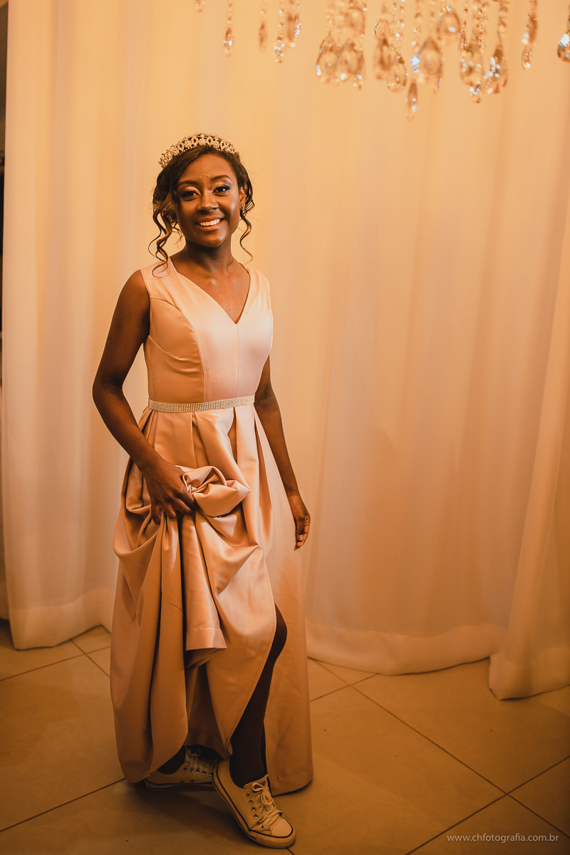 Making off de debutante, studio ch fotografia, maquiagem de 15 anos, sorriso lindo, foto de sorriso de menina, debutante, 15 anos, ensaio de debutante , luste no ensiao, vestido de debutante, foto de vestido de 15 anos