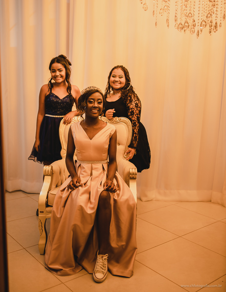 Making off de debutante, studio ch fotografia, maquiagem de 15 anos, sorriso lindo, foto de sorriso de menina, debutante, 15 anos, ensaio de debutante , luste no ensiao, vestido de debutante, foto de vestido de 15 anos