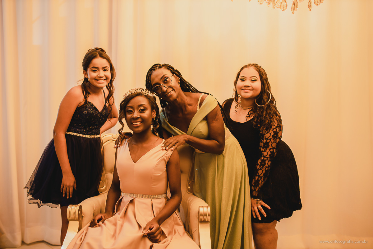 Making off de debutante, studio ch fotografia, maquiagem de 15 anos, sorriso lindo, foto de sorriso de menina, debutante, 15 anos, ensaio de debutante , luste no ensiao, vestido de debutante, foto de vestido de 15 anos