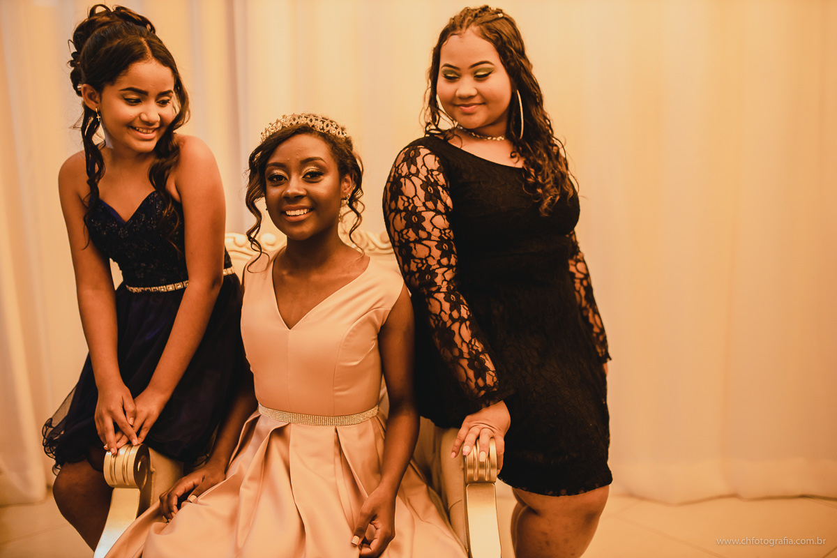 Making off de debutante, studio ch fotografia, maquiagem de 15 anos, sorriso lindo, foto de sorriso de menina, debutante, 15 anos, ensaio de debutante , luste no ensiao, vestido de debutante, foto de vestido de 15 anos, amigas de debutante