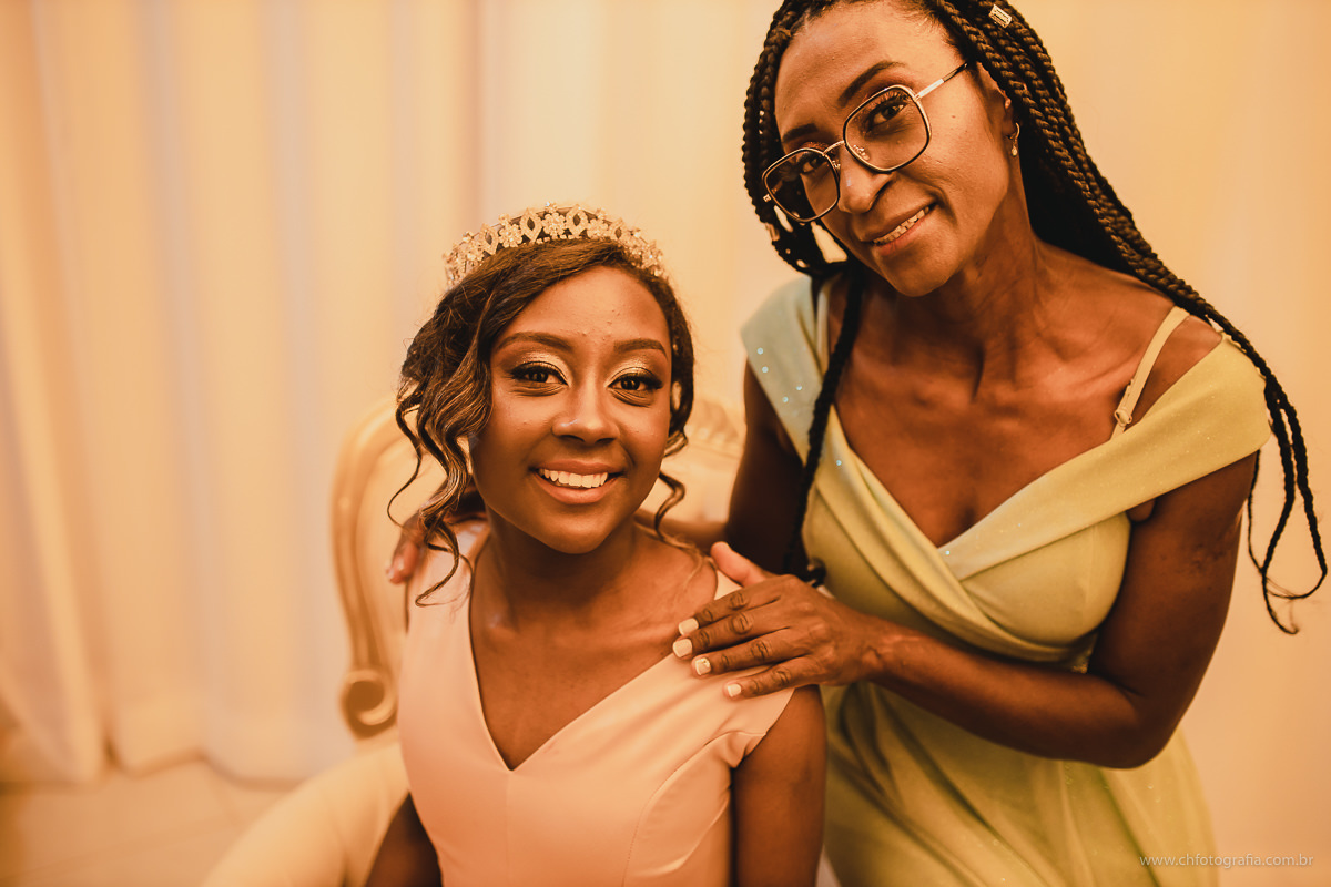 Making off de debutante, studio ch fotografia, maquiagem de 15 anos, sorriso lindo, foto de sorriso de menina, debutante, 15 anos, ensaio de debutante , luste no ensiao, vestido de debutante, foto de vestido de 15 anos, foto da mae com a debutante