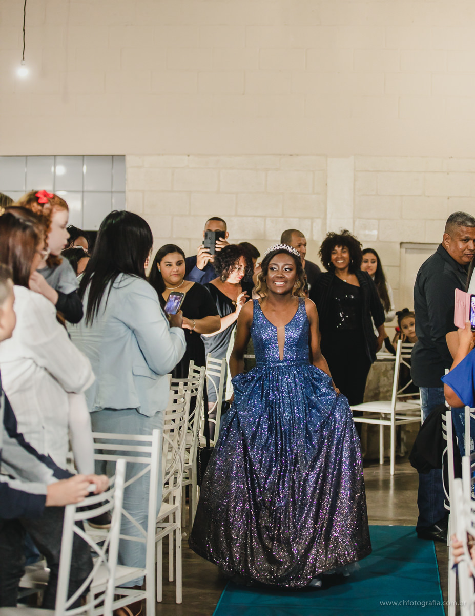 Making off de debutante, studio ch fotografia, maquiagem de 15 anos, sorriso lindo, foto de sorriso de menina, debutante, 15 anos, ensaio de debutante , luste no ensiao, vestido de debutante, foto de vestido de 15 anos